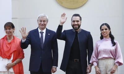 El presidente electo de Chile, José Antonio Kast (c-i), y el presidente de El Salvador, Nayib Bukele (c-d), saludan en una reunión este viernes, en la Casa Presidencial en San Salvador (El Salvador). EFE/ Rodrigo Sura