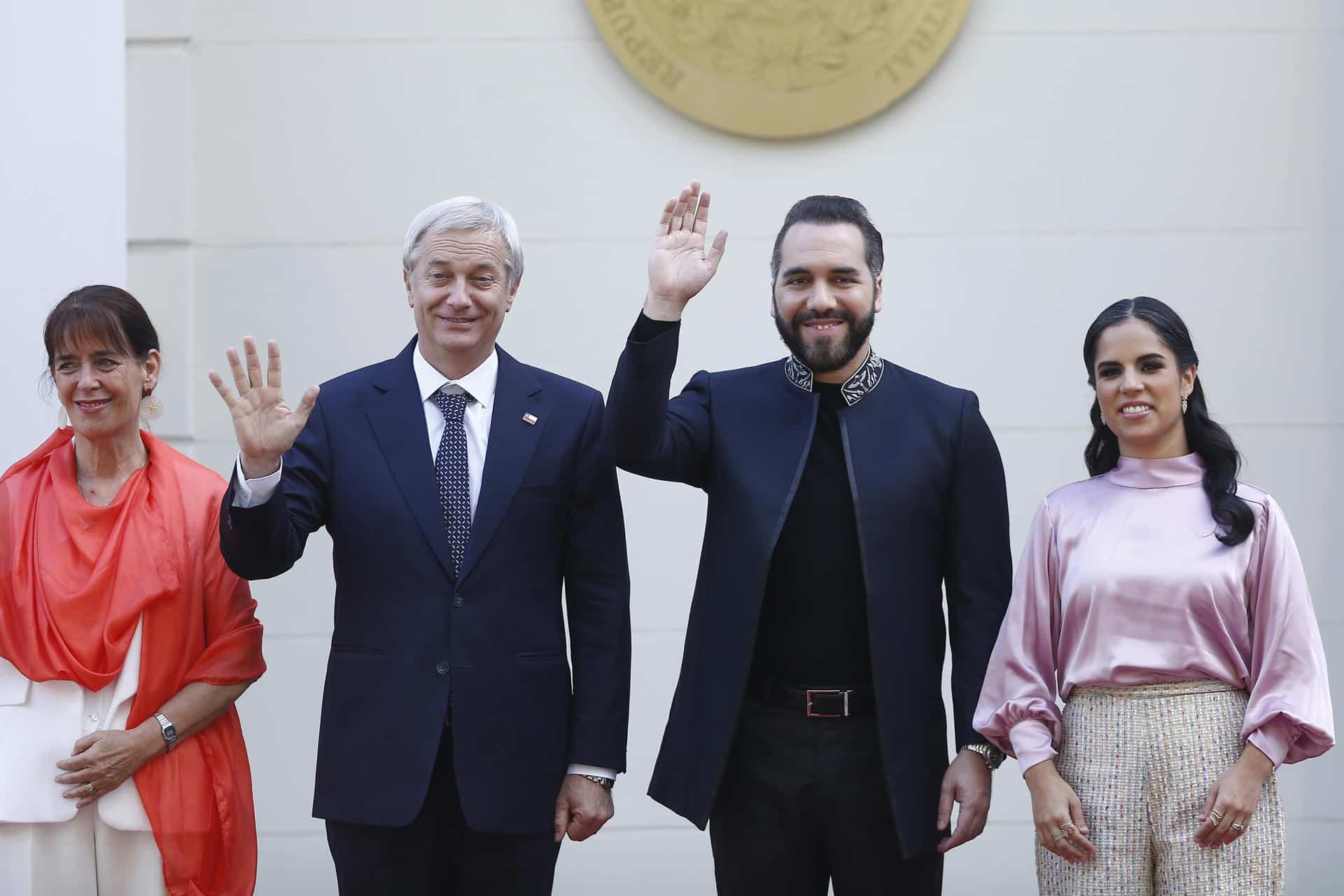 El presidente electo de Chile, José Antonio Kast (c-i), y el presidente de El Salvador, Nayib Bukele (c-d), saludan en una reunión este viernes, en la Casa Presidencial en San Salvador (El Salvador). EFE/ Rodrigo Sura