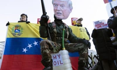 Seoul (Republic Of), 05/01/2026.- Personas protestan en Seúl contra la operación estadounidense en suelo venezolano. EFE/EPA/JEON HEON-KYUN