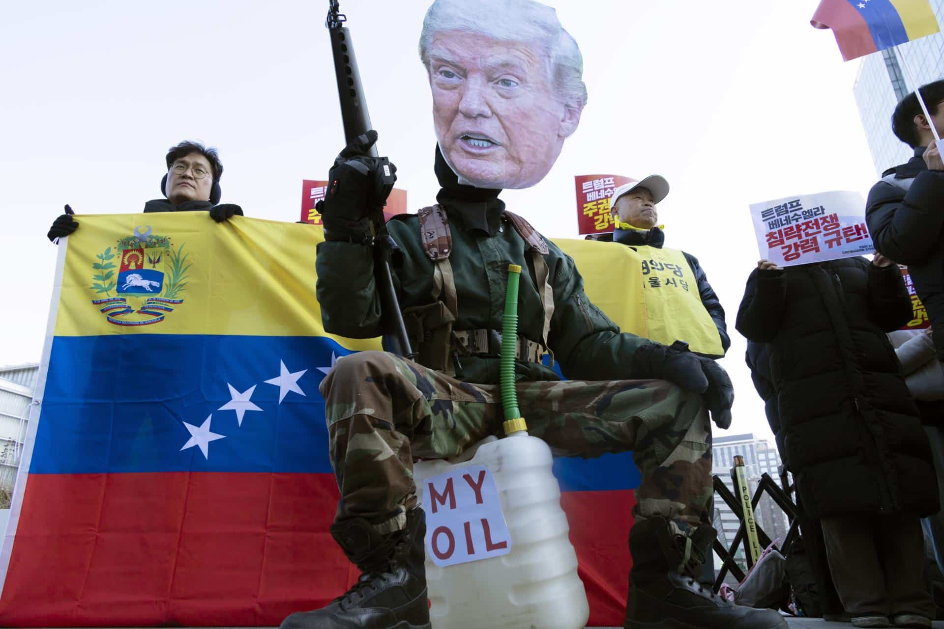 Seoul (Republic Of), 05/01/2026.- Personas protestan en Seúl contra la operación estadounidense en suelo venezolano. EFE/EPA/JEON HEON-KYUN