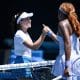 MELBOURNE (Australia), 19/01/2026.- Coco Gauff (derecha) de los EE. UU. es felicitada por Kamilla Rakhimova (izquierda) de Uzbekistán después de su partido de primera ronda femenino en el día 2 del torneo de tenis Abierto de Australia 2026 en Melbourne Park. EFE/EPA/JOEL CARRETT AUSTRALIA AND NEW ZEALAND OUT