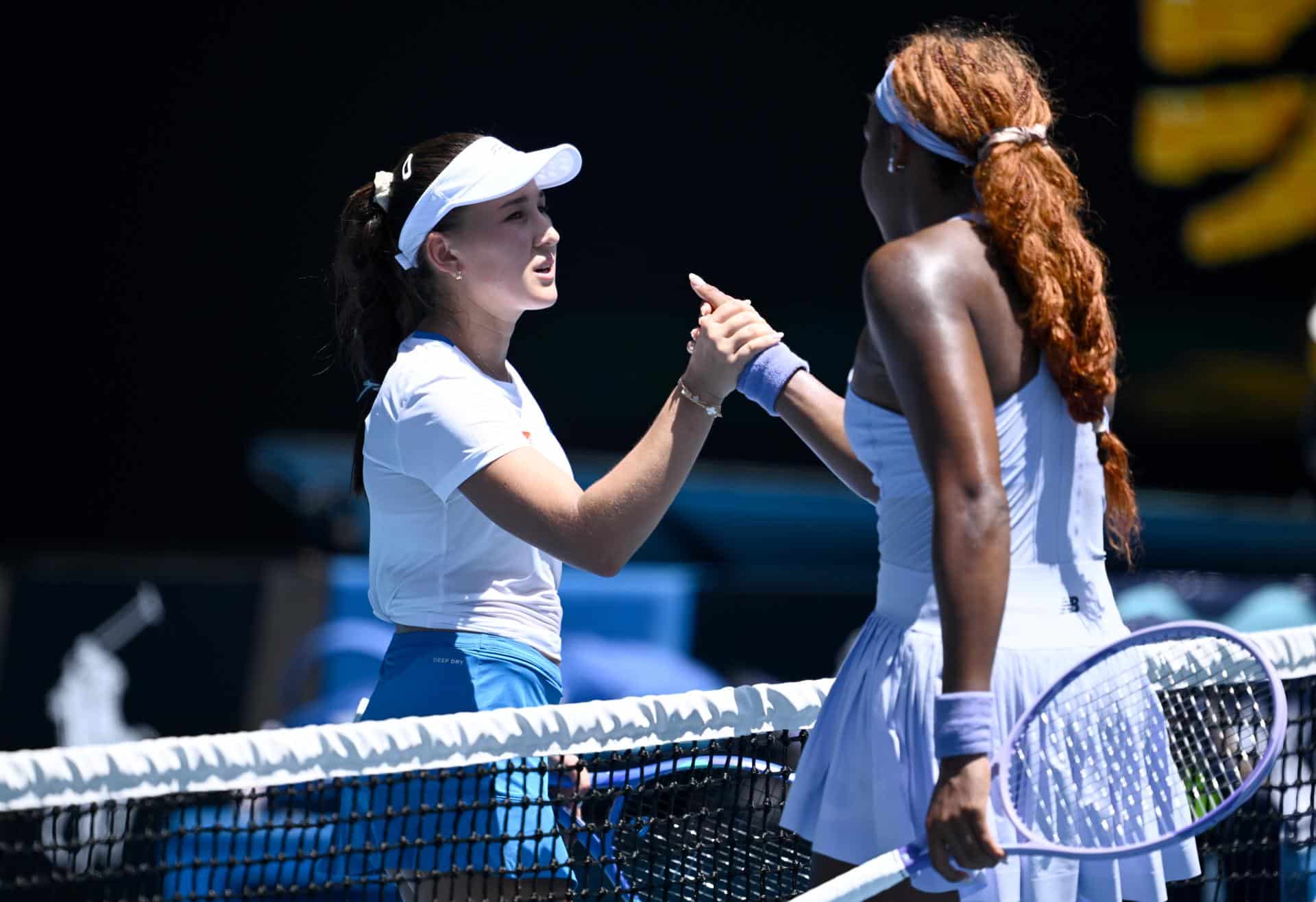 MELBOURNE (Australia), 19/01/2026.- Coco Gauff (derecha) de los EE. UU. es felicitada por Kamilla Rakhimova (izquierda) de Uzbekistán después de su partido de primera ronda femenino en el día 2 del torneo de tenis Abierto de Australia 2026 en Melbourne Park. EFE/EPA/JOEL CARRETT AUSTRALIA AND NEW ZEALAND OUT