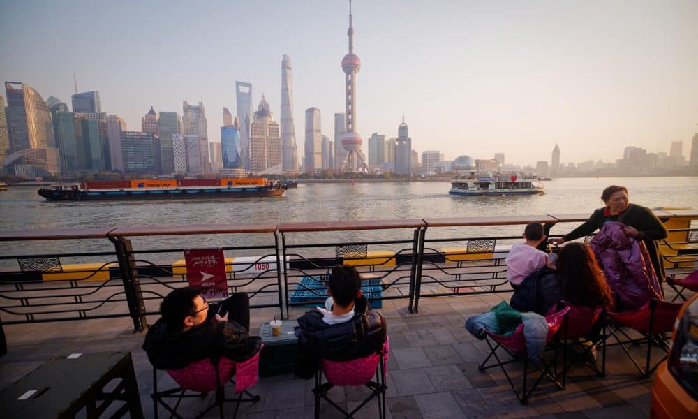 Fotografía de archivo de un grupo de personas frente al paisaje urbano de Shanghái.
EFE/EPA/ALEX PLAVEVSKI