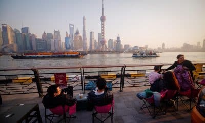 Fotografía de archivo de un grupo de personas frente al paisaje urbano de Shanghái.
EFE/EPA/ALEX PLAVEVSKI