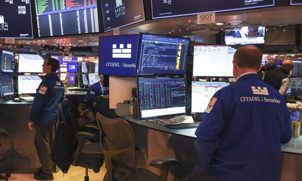 Fotografía de archivo de corredores de bolsa en Wall Street. EFE/EPA/Sarah Yenesel