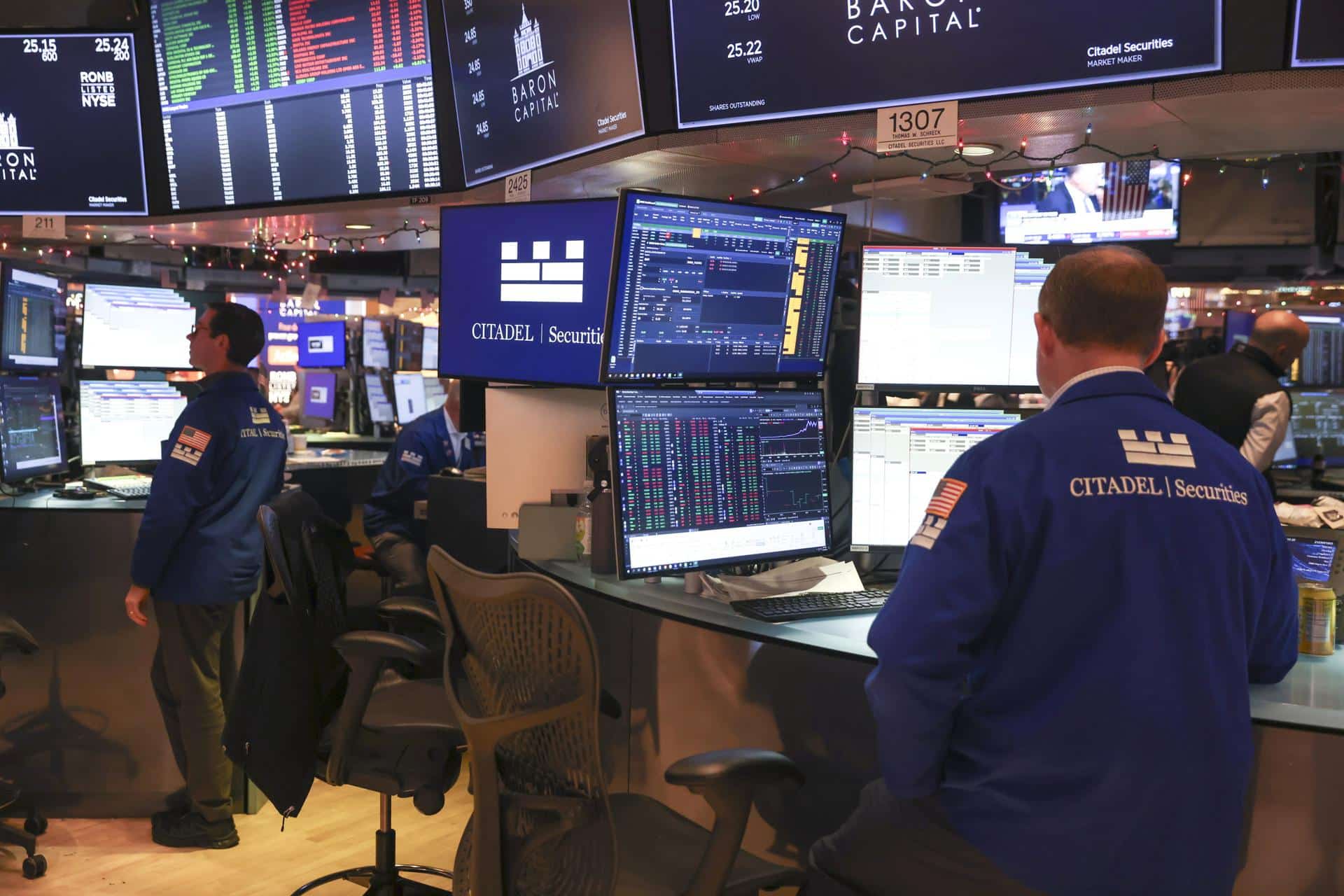 Fotografía de archivo de corredores de bolsa en Wall Street. EFE/EPA/Sarah Yenesel