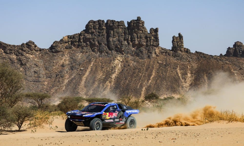 El piloto español Carlos Sainz y su copiloto Lucas Cruz a bordo de su Ford durante la etapa del lunes en el Dakar 2026. EFE/ Dakar4 2026 SOLO USO EDITORIAL/SOLO DISPONIBLE PARA ILUSTRAR LA NOTICIA QUE ACOMPAÑA (CRÉDITO OBLIGATORIO)