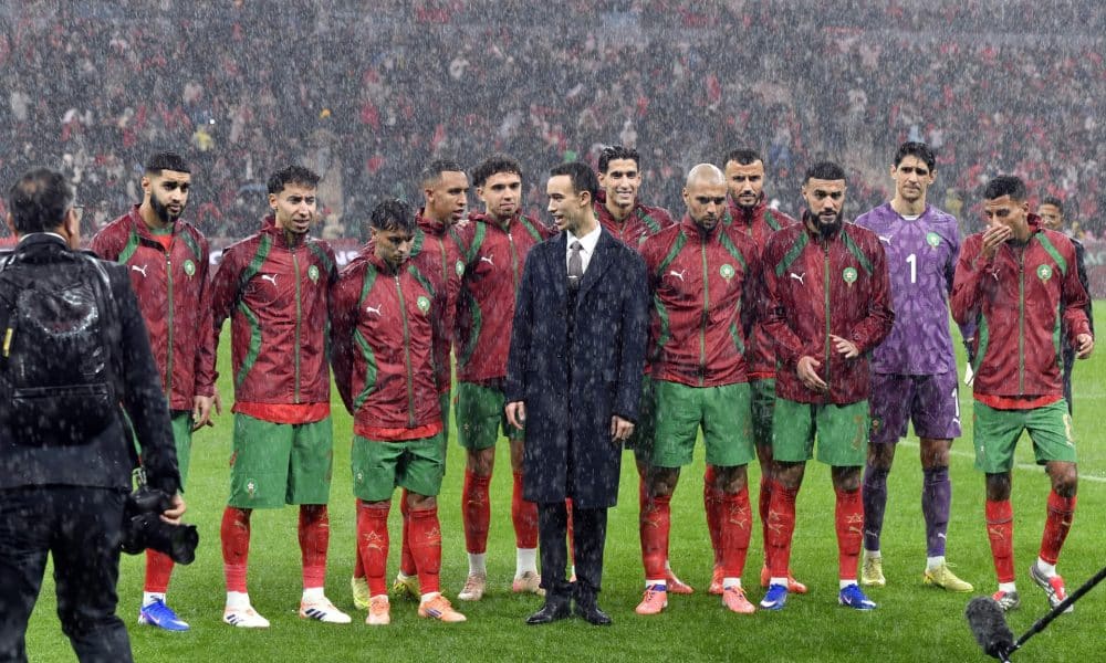 El príncipe heredero de Marruecos, Moulay El Hassan, posa con jugadores de Marruecos antes del partido de fútbol de la Copa Africana de Naciones 2025 de la CAF entre Marruecos y las Comoras, en Rabat (Marruecos), el 21 de diciembre de 2025. EFE/EPA/JALAL MORCHIDI