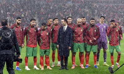 El príncipe heredero de Marruecos, Moulay El Hassan, posa con jugadores de Marruecos antes del partido de fútbol de la Copa Africana de Naciones 2025 de la CAF entre Marruecos y las Comoras, en Rabat (Marruecos), el 21 de diciembre de 2025. EFE/EPA/JALAL MORCHIDI