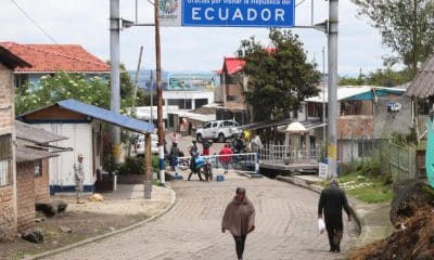 Personas caminan por la frontera de Ecuador con Colombia este viernes, en Tufiño, provincia de Carchi (Ecuador). EFE/ Xavier Montalvo