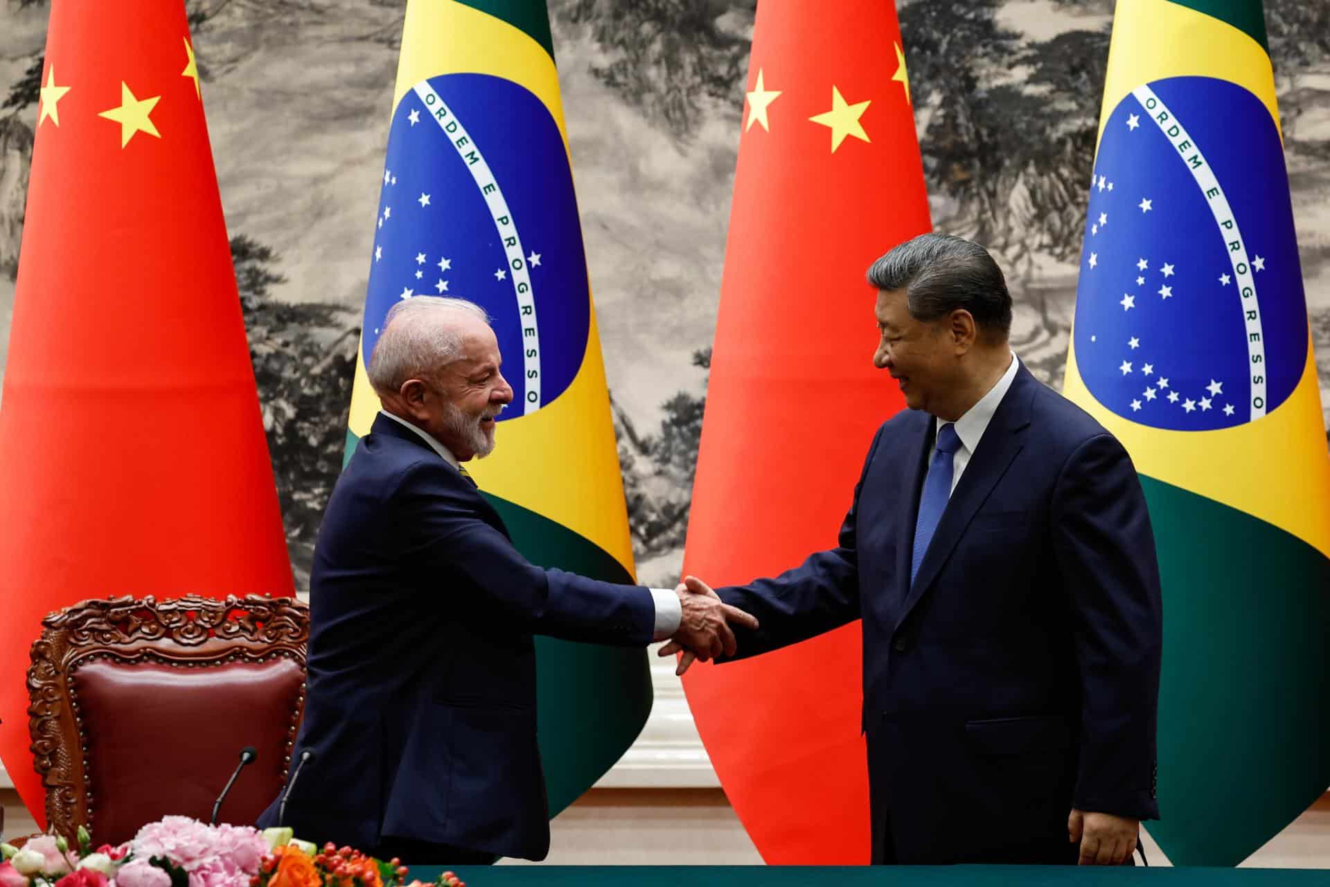 Fotografía de archivo del presidente de china, Xi Jinping (d), junto a su homólogo brasileño, Luiz Inacio Lula da Silva (i).
EFE/EPA/TINGSHU WANG / POOL