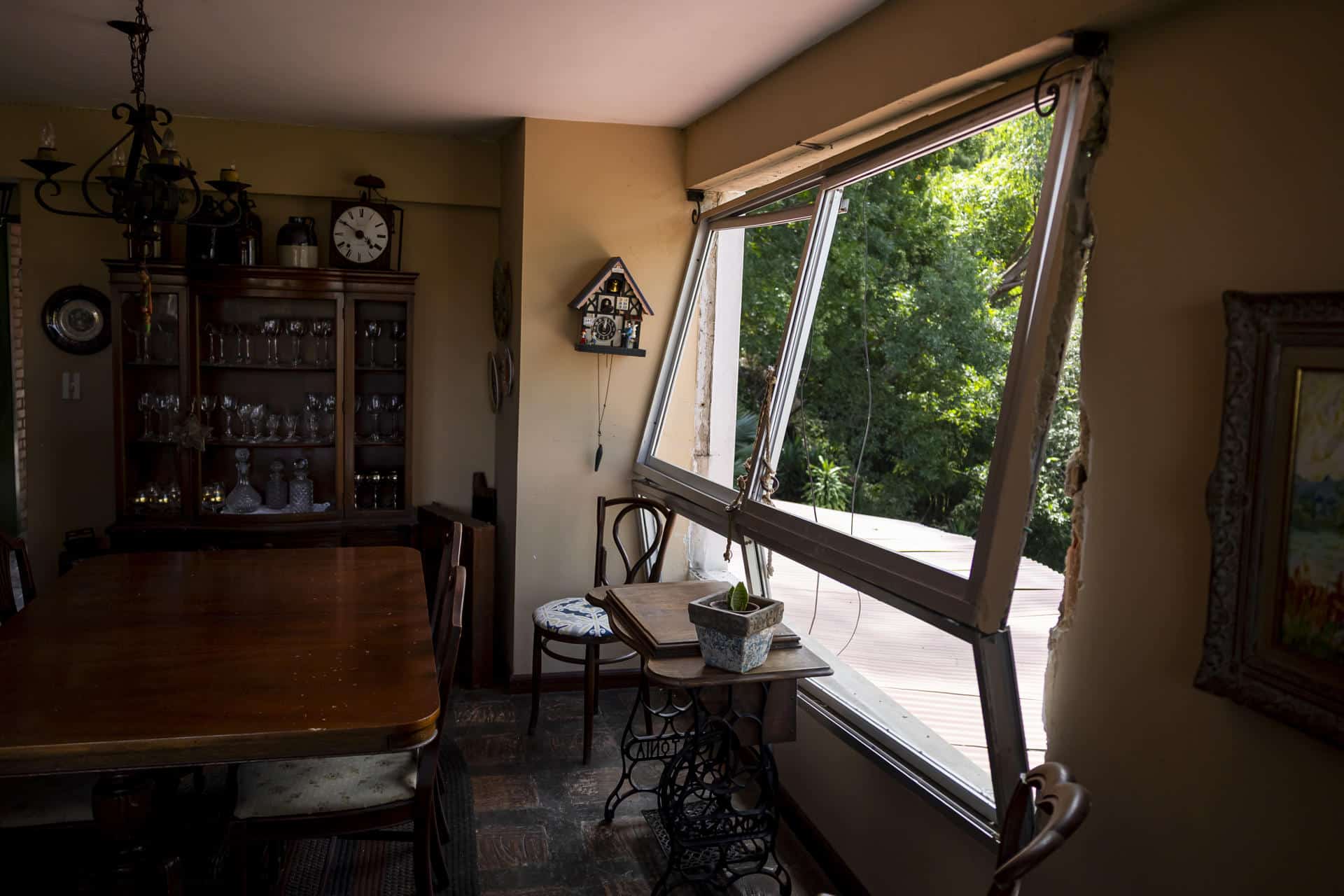 Fotografía que muestra el interior de una casa afectada tras ataque de EE.UU., este 6 de enero de 2026, en Caracas (Venezuela). EFE/ Miguel Gutiérrez