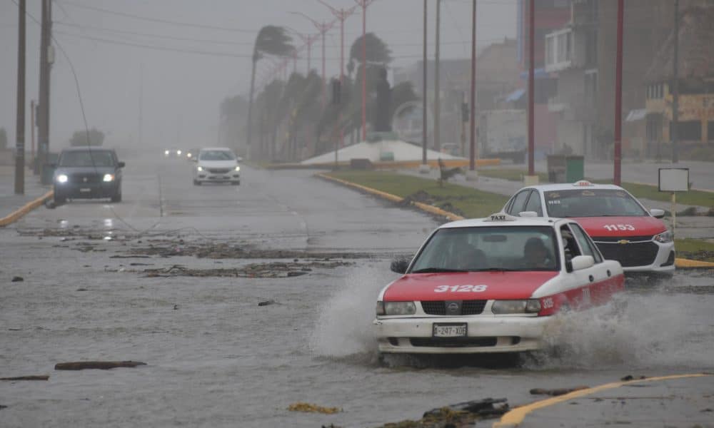 Fotografía de archivo de los fuertes vientos y lluvia en el municipio de Coatzacoalcos en el estado de Veracruz (México). EFE/ Ángel Hernández