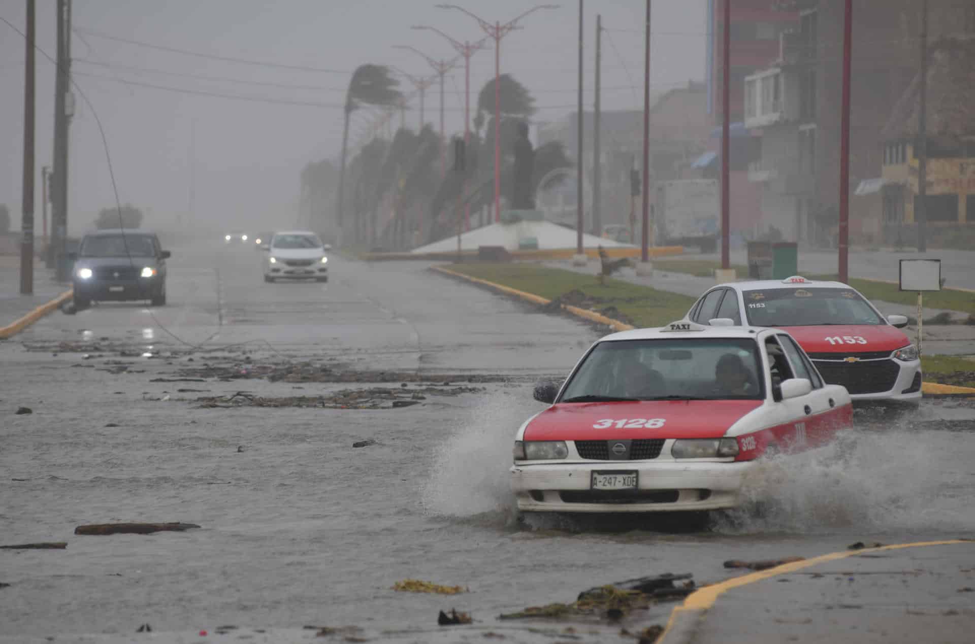 Fotografía de archivo de los fuertes vientos y lluvia en el municipio de Coatzacoalcos en el estado de Veracruz (México). EFE/ Ángel Hernández