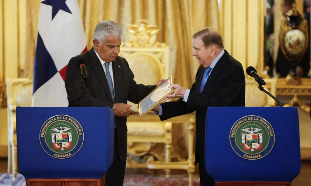 Fotografía de archivo del presidente de Panamá, José Raúl Mulino (i) y el líder opositor venezolano Edmundo González Urrutia. EFE/ Bienvenido Velasco