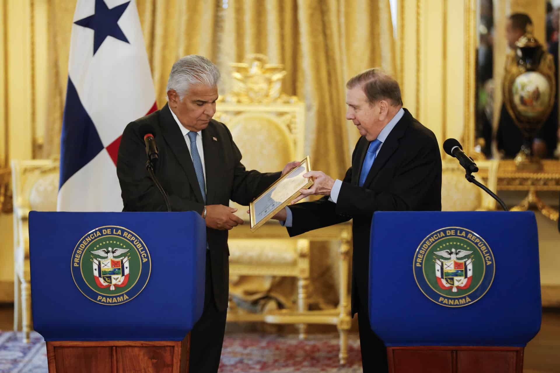 Fotografía de archivo del presidente de Panamá, José Raúl Mulino (i) y el líder opositor venezolano Edmundo González Urrutia. EFE/ Bienvenido Velasco
