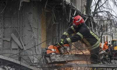 Imagen de un rescate en Járkov tras un ataque ruso a la ciudad ucraniana. EFE/EPA/SERGEY KOZLOV