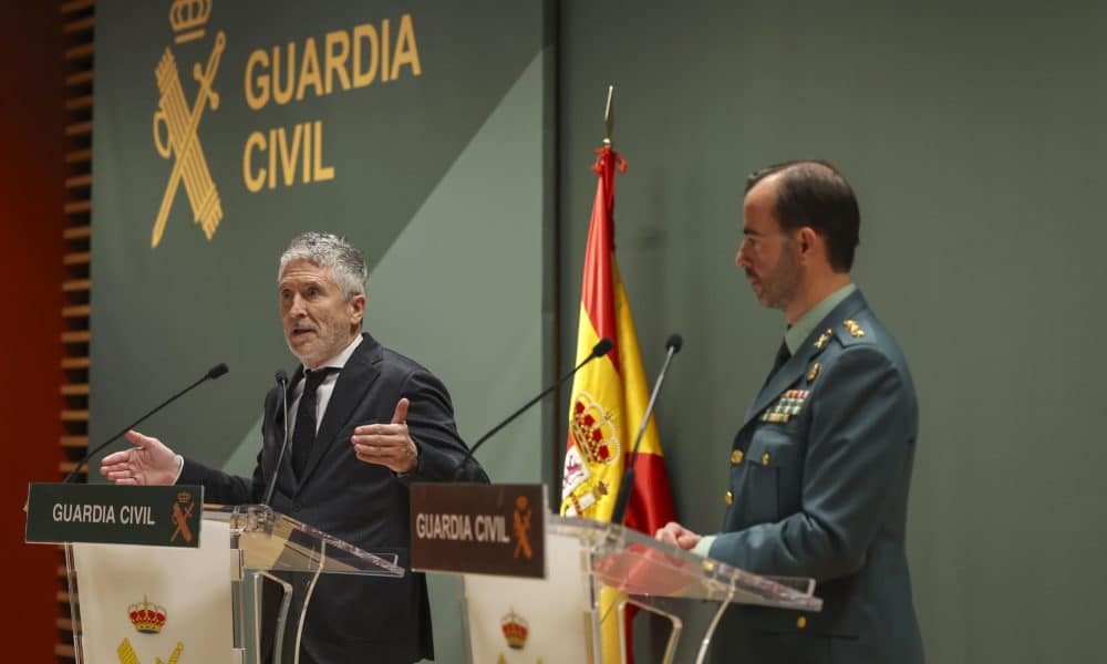 - El ministro del Interior, Fernando Grande-Marlaska, ofrece una rueda de prensa este jueves, en la que ha explicado que la Guardia Civil ha terminado la inspección del lugar donde ocurrió el accidente ferroviario este domingo en Adamuz (Córdoba) y ha entregado ya un primer atestado al juzgado. El titular de Interior ha dicho también que una vez terminada la inspección, el instituto armado custodia todos los elementos localizados en el lugar que puedan resultar de interés para la investigación de las causas del accidente, de la que se ocupa el juzgado cordobés de Montoro. EFE/ Kiko Huesca