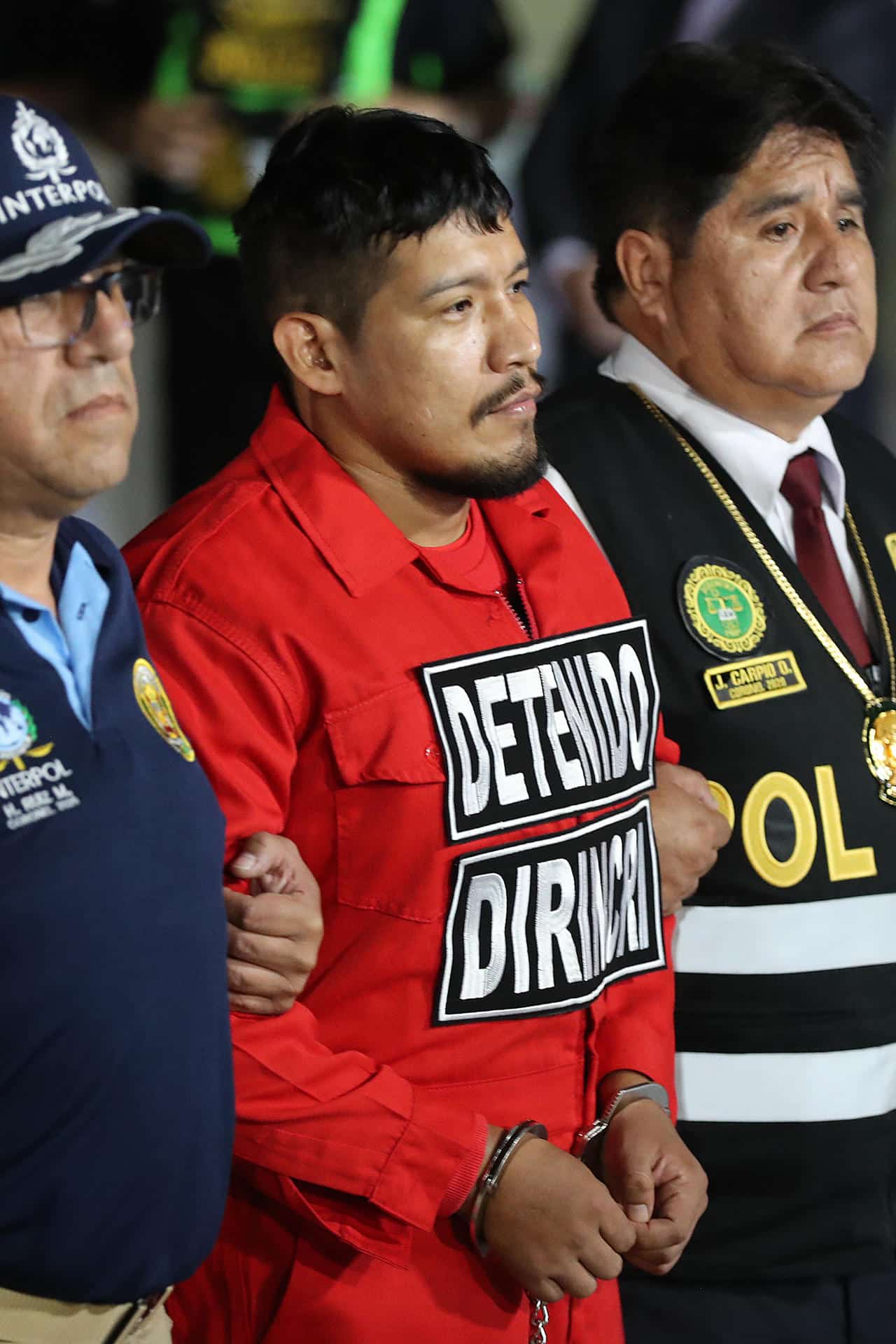 El peruano Erick Moreno Hernández, conocido como 'El Monstruo' (c), es custodiado por integrantes de Policía Nacional del Perú (PNP) a su llegada a la Dirección de Aviación Policial (Diravpol) este 28 de enero de 2026, en Lima (Perú). EFE/ Paolo Aguilar