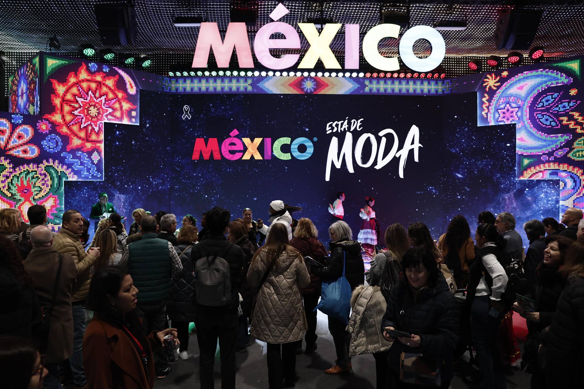 El público disfruta del stand de México durante la cuarta jornada de la Feria Internacional de Turismo Fitur 2026. EFE/Sergio Pérez