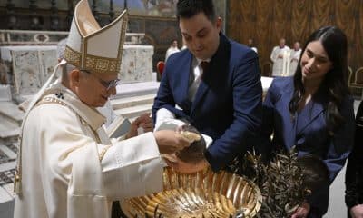 El papa León XIV bautizó a 20 niños y niñas en la Capilla Sixtina e instó a los padres a guiar a sus hijos en el camino de la fe, en la Ciudad del Vaticano, el 11 de enero de 2026. EFE/EPA/VATICAN MEDIA HANDOUT HANDOUT EDITORIAL USE ONLY/NO SALES