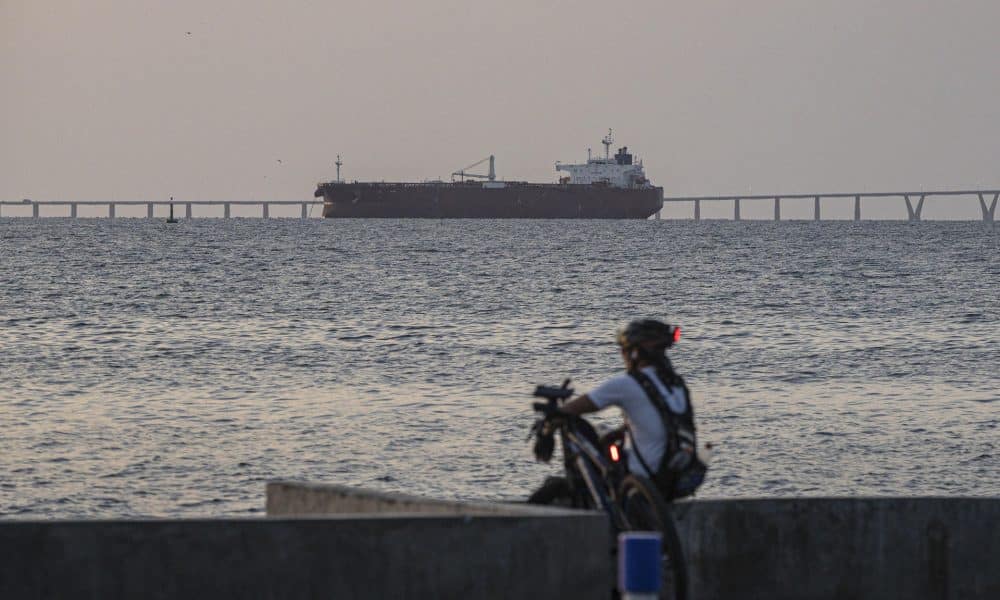 Fotografía de un buque petrolero desde el malecón del Lago de Maracaibo en Maracaibo (Venezuela). Fotografía de archivo. EFE/ Henry Chirinos