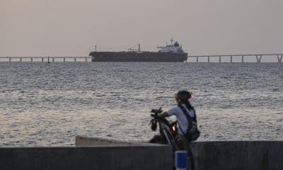 Fotografía de un buque petrolero desde el malecón del Lago de Maracaibo en Maracaibo (Venezuela). Fotografía de archivo. EFE/ Henry Chirinos