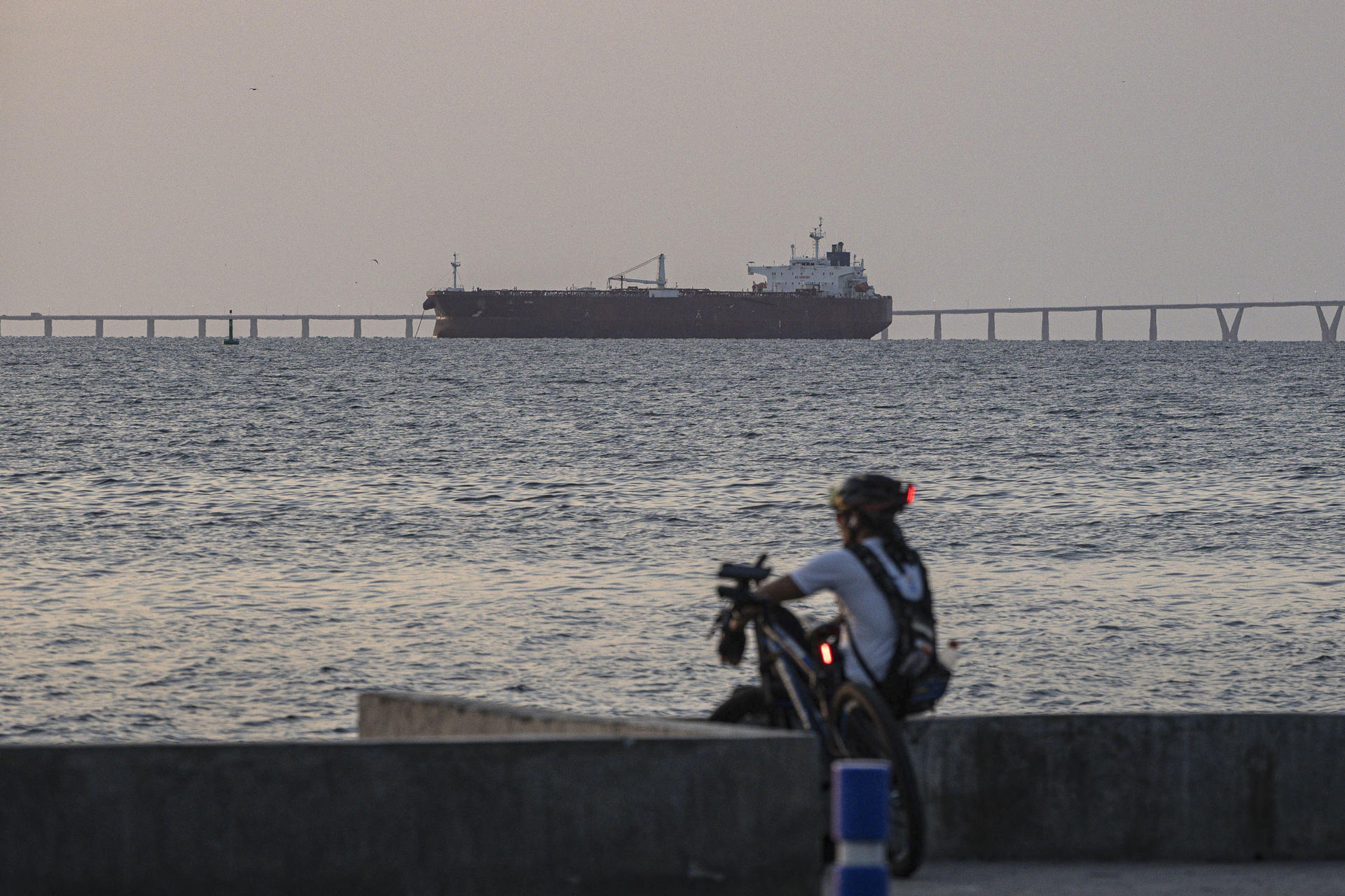 Fotografía de un buque petrolero desde el malecón del Lago de Maracaibo en Maracaibo (Venezuela). Fotografía de archivo. EFE/ Henry Chirinos