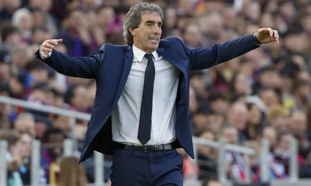 El entrenador del Real Oviedo, Guillermo Almada, durante el partido de LaLiga disputado entre el FC Barcelona y el Real Oviedo este domingo en el Camp Nou en Barcelona. EFE/Andreu Dalmau