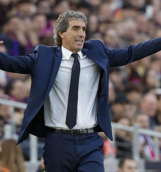 El entrenador del Real Oviedo, Guillermo Almada, durante el partido de LaLiga disputado entre el FC Barcelona y el Real Oviedo este domingo en el Camp Nou en Barcelona. EFE/Andreu Dalmau