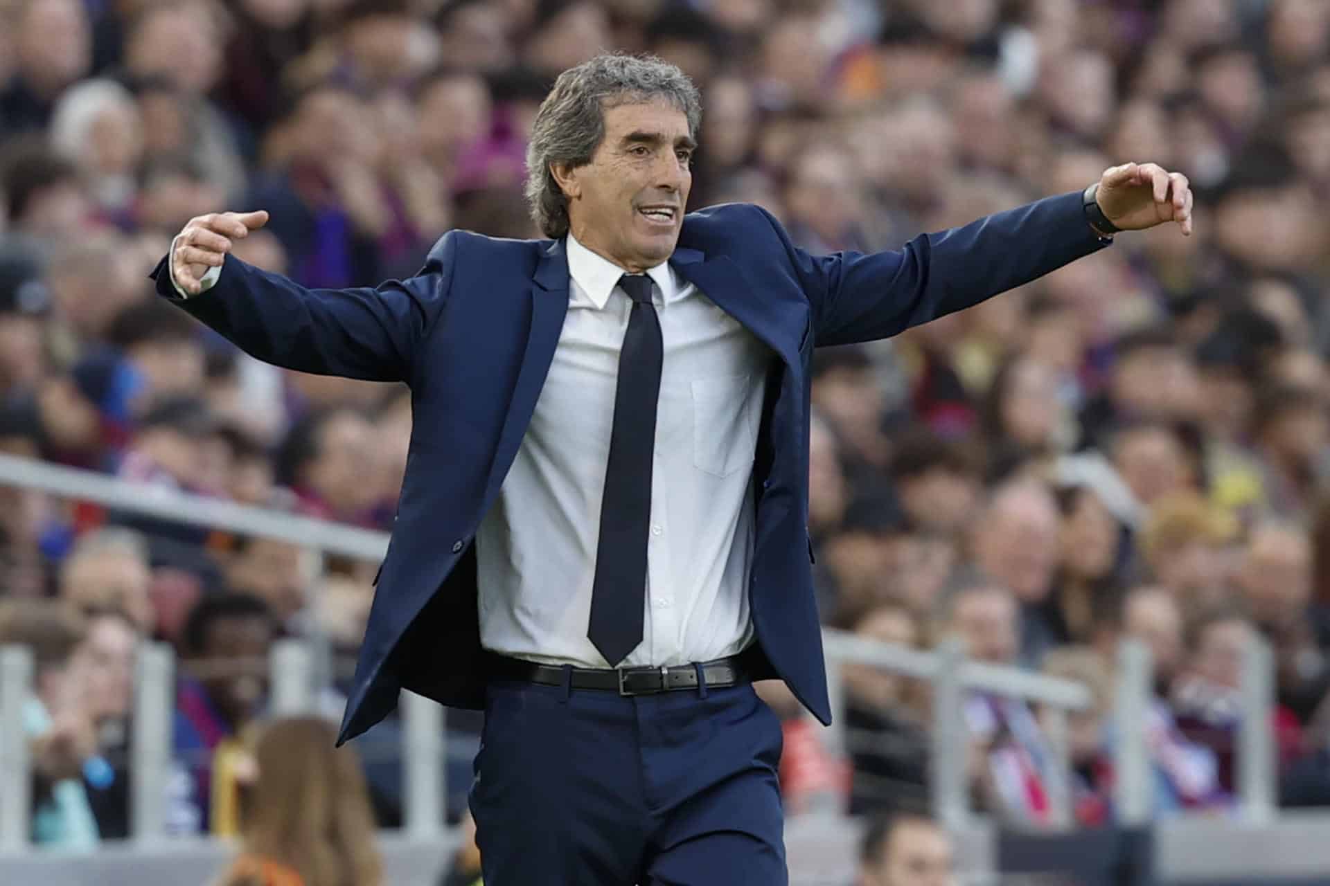 El entrenador del Real Oviedo, Guillermo Almada, durante el partido de LaLiga disputado entre el FC Barcelona y el Real Oviedo este domingo en el Camp Nou en Barcelona. EFE/Andreu Dalmau