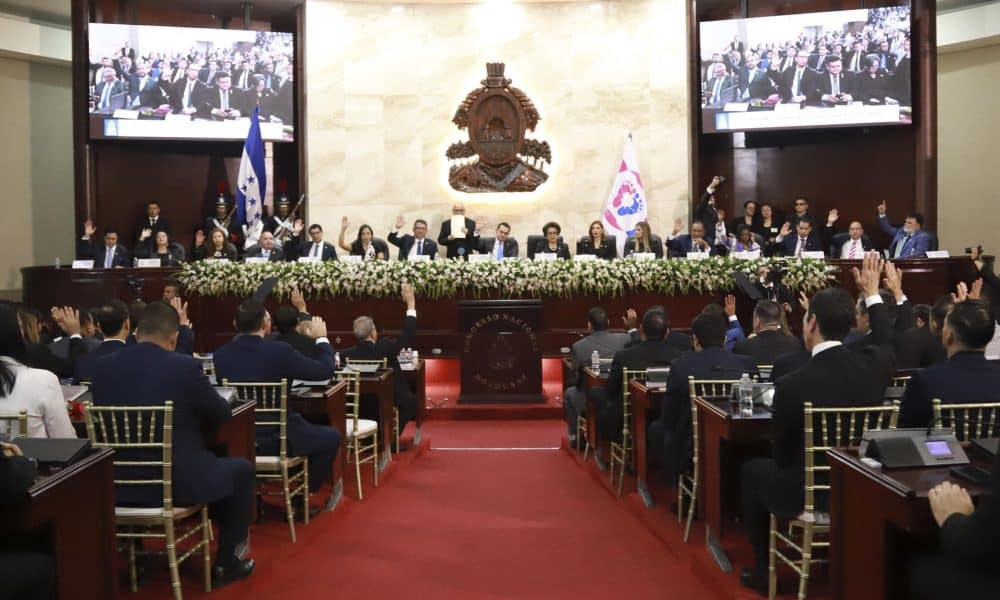 El nuevo presidente del Parlamento de Honduras, Tomás Zambrano (c), habla durante la instalación del nuevo período de sesiones del Parlamento para el cuatrienio 2026-2030 este domingo, en Tegucigalpa (Honduras). EFE/ STR