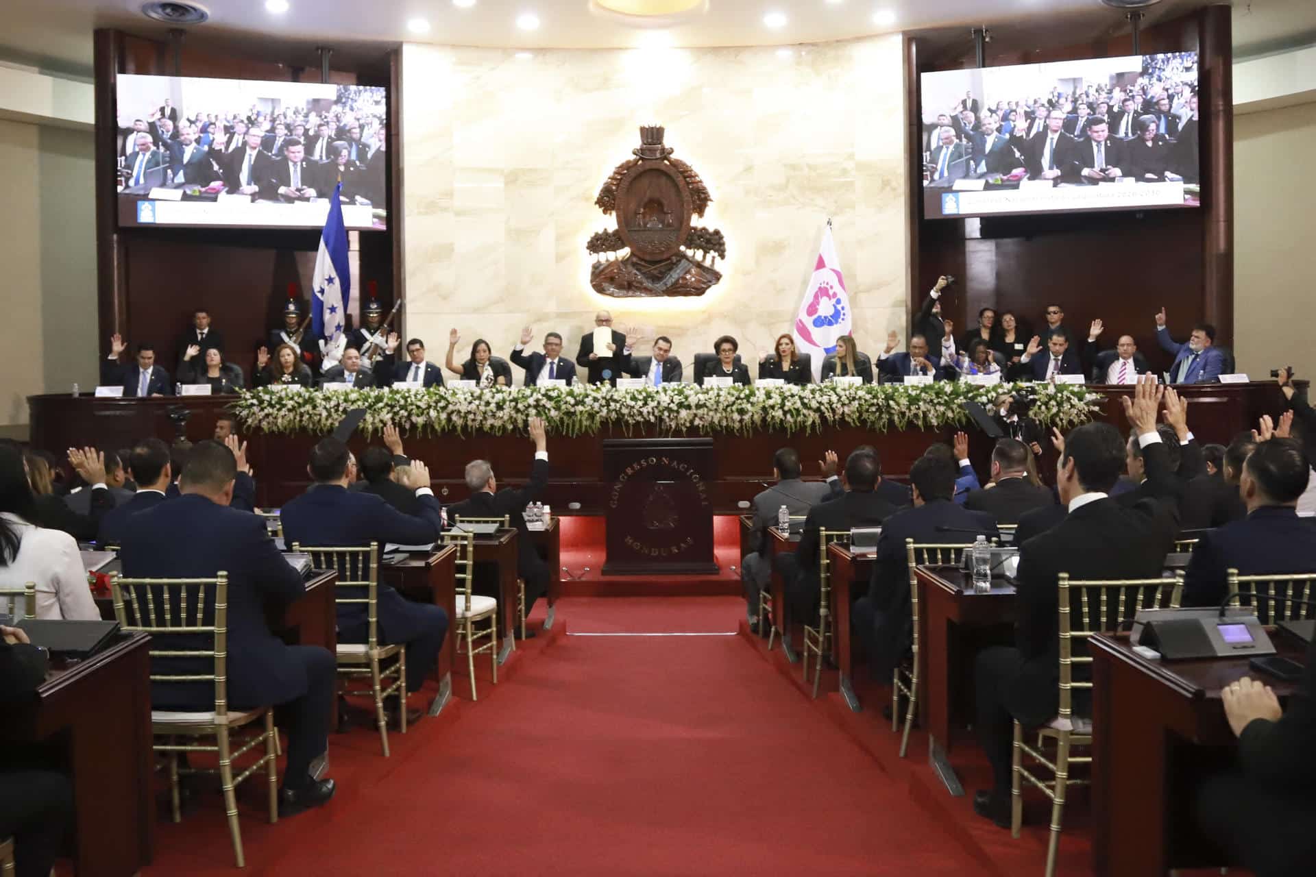 El nuevo presidente del Parlamento de Honduras, Tomás Zambrano (c), habla durante la instalación del nuevo período de sesiones del Parlamento para el cuatrienio 2026-2030 este domingo, en Tegucigalpa (Honduras). EFE/ STR