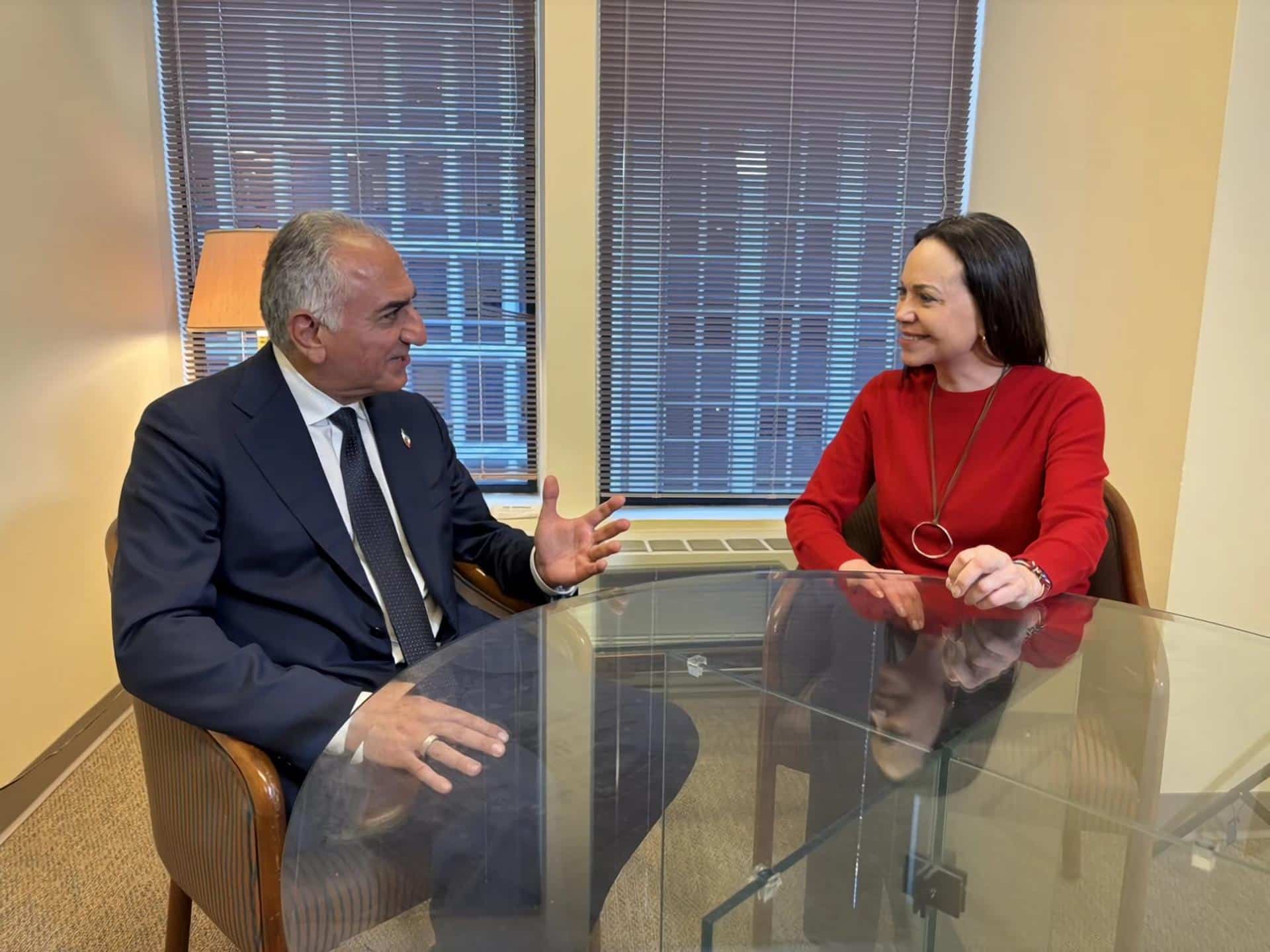 Fotografía tomada de la cuenta oficial @MariaCorinaYA en la cuenta de la red social X de la líder opositora venezolana María Corina Machado (d) durante una reunión con Reza Pahlaví, hijo del último sah de Persia, en Washington (Estados Unidos). EFE/ @MariaCorinaYa /SOLO USO EDITORIAL/NO VENTAS/SOLO DISPONIBLE PARA ILUSTRAR LA NOTICIA QUE ACOMPAÑA (CRÉDITO OBLIGATORIO)