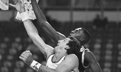Foto de archivo del 13/11/1990 del pívot de Brad Branson, entonces en el Pamesa Valencia, luchando por un rebote con el estadounidense Rickie Winslow (d) del Estudiantes, durante el partido disputado en el Palacio de los Deportes, correspondiente a la liga ACB. EFE/D.BLANCO