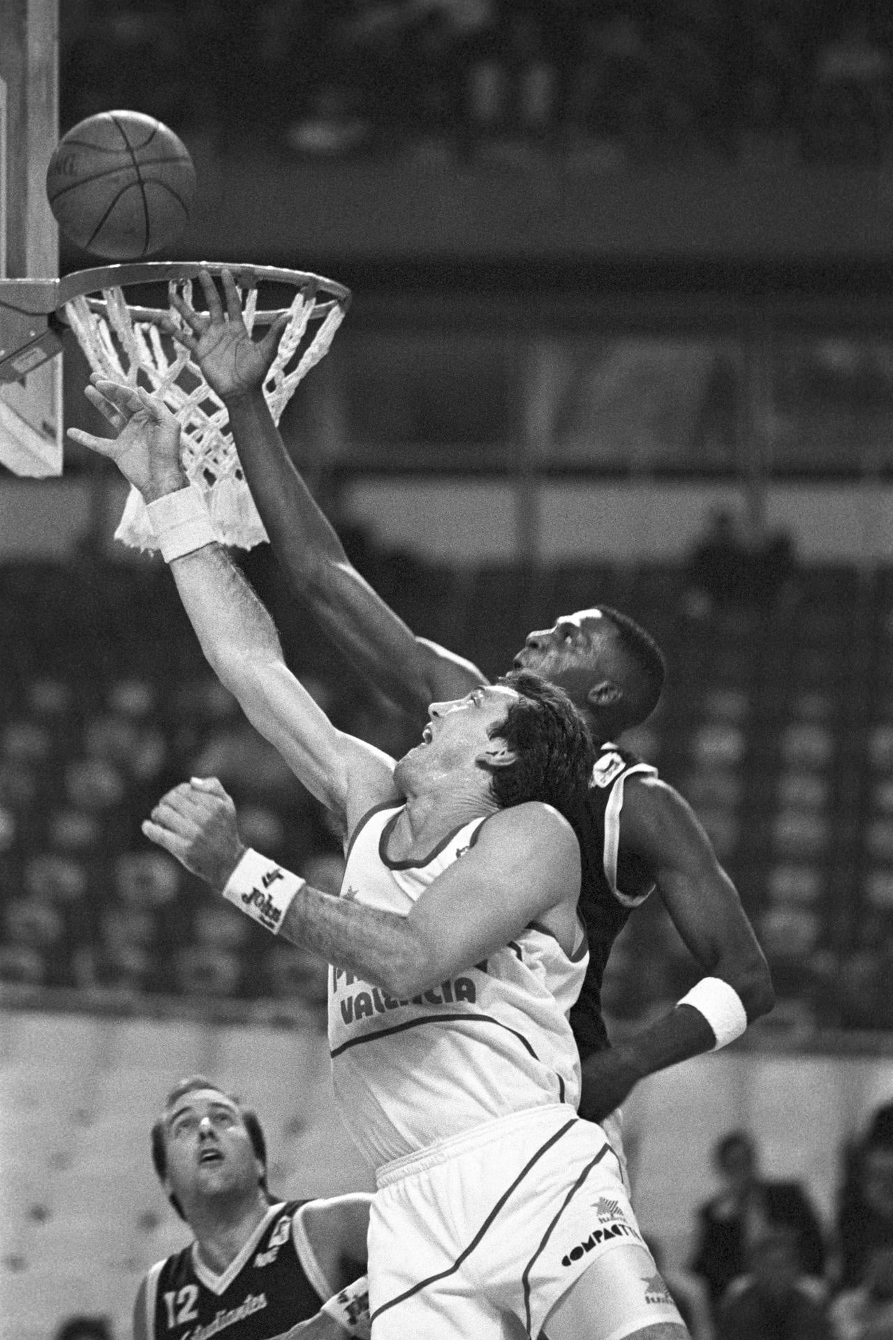 Foto de archivo del 13/11/1990 del pívot de Brad Branson, entonces en el Pamesa Valencia, luchando por un rebote con el estadounidense Rickie Winslow (d) del Estudiantes, durante el partido disputado en el Palacio de los Deportes, correspondiente a la liga ACB. EFE/D.BLANCO