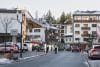 Agentes de policía se encuentran cerca del lugar donde se produjo un incendio en el bar y salón Le Constellation tras una explosión en las primeras horas de la Nochevieja, en Crans-Montana, Suiza, 01 de enero de 2026. Según medios regionales, el incidente causó varias muertes y heridos, mientras que la causa exacta del incendio no fue conocida de inmediato, dijo la policía cantonal suiza. (Suiza) 
EFE/EPA/ALESSANDRO DELLA VALLE
