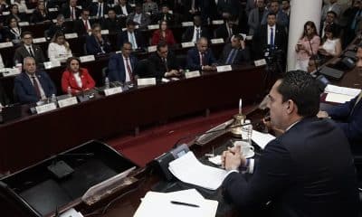 Fotografía cedida por el Congreso Nacional de Honduras que muestra al diputado Tomas Zambrano (d) durante su juramentación como presidente del CN este viernes, en Tegucigalpa (Honduras). EFE/ Congreso Nacional de Honduras