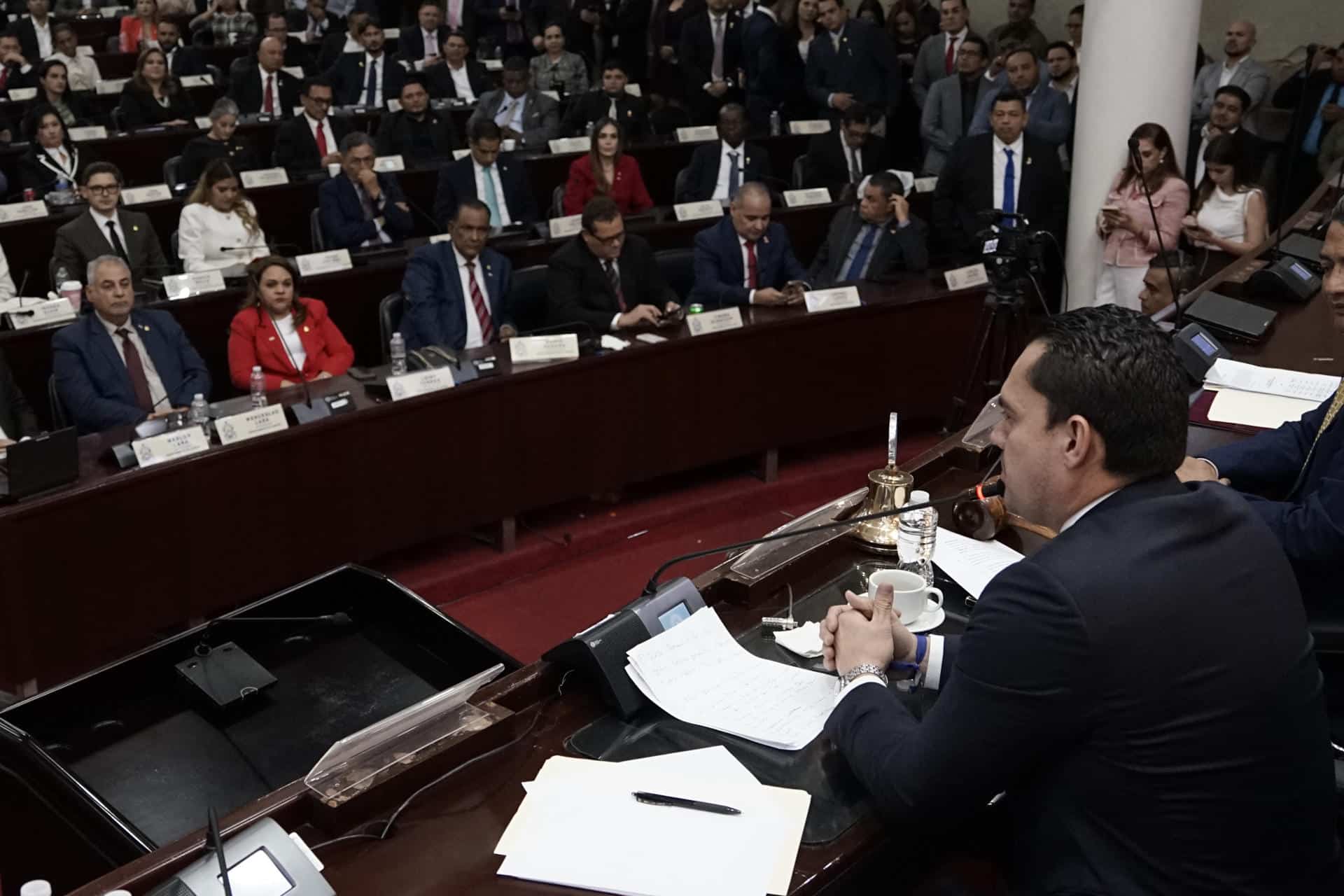 Fotografía cedida por el Congreso Nacional de Honduras que muestra al diputado Tomas Zambrano (d) durante su juramentación como presidente del CN este viernes, en Tegucigalpa (Honduras). EFE/ Congreso Nacional de Honduras