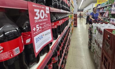 Personas hacen compras en un supermercado el 10 de enero de 2026 en Buenos Aires (Argentina). EFE/ Juan Ignacio Roncoroni