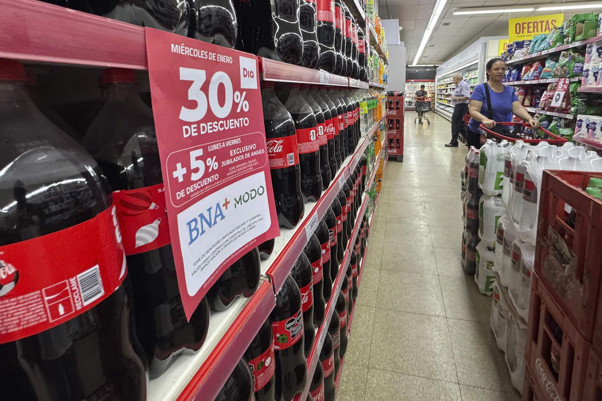 Personas hacen compras en un supermercado el 10 de enero de 2026 en Buenos Aires (Argentina). EFE/ Juan Ignacio Roncoroni
