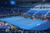 El tenista español Carlos Alcaraz (i) entrena este viernes en Melbourne (Australia). Alcaraz se entrenó en Rod Laver Arena, la pista central del Abierto de Australia, pocas horas antes de disputar en ese mismo escenario su duelo de semifinales frente al alemán Alexander Zverev, número tres del mundo. EFE/Edurne Morillo
