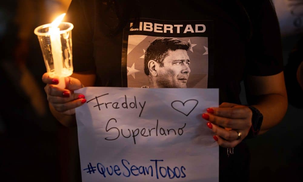 Una persona participa en una vigilia frente al centro penitenciario Rodeo I este sábado, en Zamora estado de Miranda (Venezuela). EFE/ Ronald Peña R