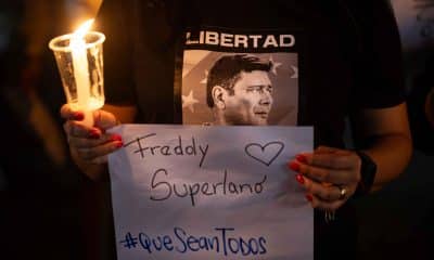 Una persona participa en una vigilia frente al centro penitenciario Rodeo I este sábado, en Zamora estado de Miranda (Venezuela). EFE/ Ronald Peña R