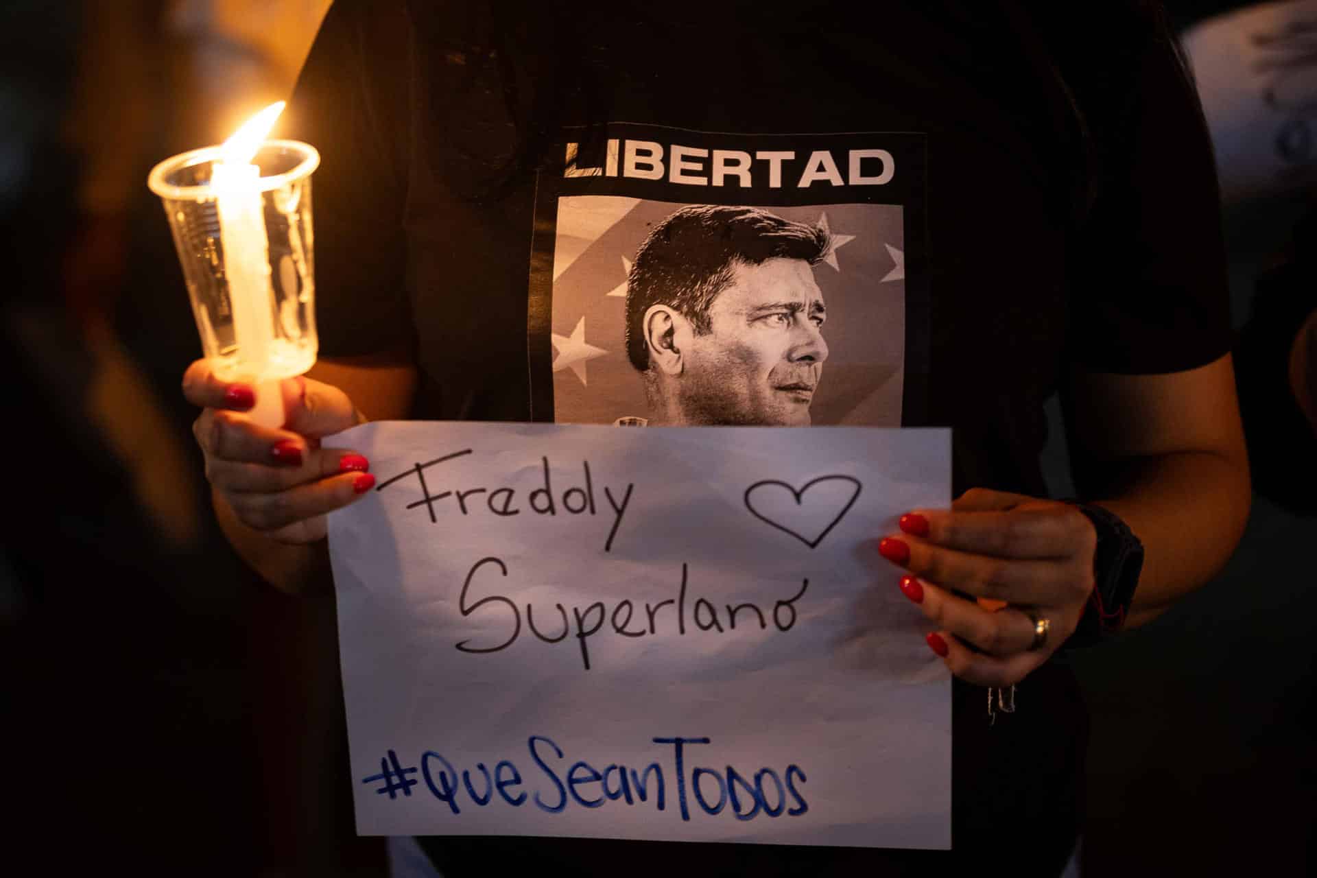 Una persona participa en una vigilia frente al centro penitenciario Rodeo I este sábado, en Zamora estado de Miranda (Venezuela). EFE/ Ronald Peña R