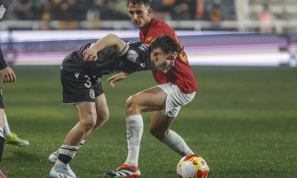 El centrocampista del Burgos Fermín García (i) lucha con Rubén Iranzo, del Valencia, durante el partido de octavos de final de Copa del Rey que Burgos CF y Valencia CF disputan este jueves en el estadio de El Plantío, en Burgos. EFE/Santi Otero