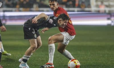 El centrocampista del Burgos Fermín García (i) lucha con Rubén Iranzo, del Valencia, durante el partido de octavos de final de Copa del Rey que Burgos CF y Valencia CF disputan este jueves en el estadio de El Plantío, en Burgos. EFE/Santi Otero
