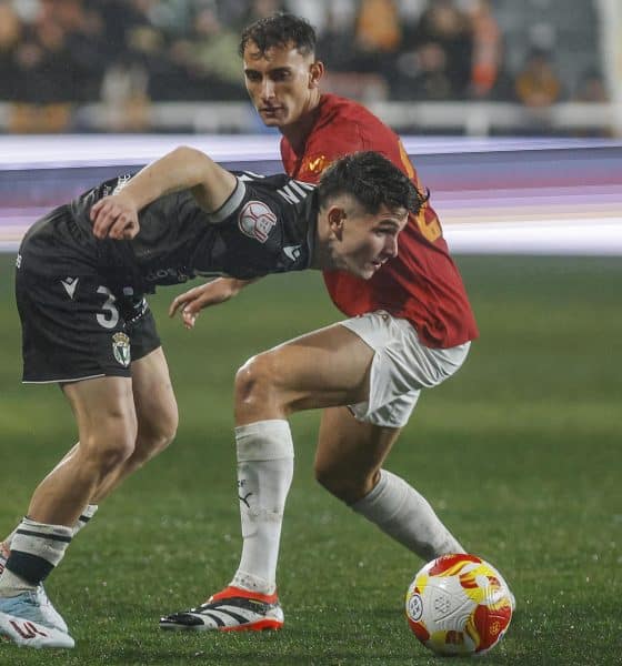 El centrocampista del Burgos Fermín García (i) lucha con Rubén Iranzo, del Valencia, durante el partido de octavos de final de Copa del Rey que Burgos CF y Valencia CF disputan este jueves en el estadio de El Plantío, en Burgos. EFE/Santi Otero