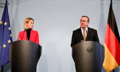 El ministro de Defensa alemán, Boris Pistorius (derecha), y el Alto Representante de la UE para Asuntos Exteriores y Política de Seguridad, Kaja Kallas, se dirigen a una conferencia de prensa en el Ministerio de Defensa en Berlín, Alemania, el 13 de enero de 2026. (Alemania) EFE/EPA/FILIP SINGER