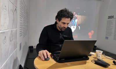 El arquitecto español José Toral trabaja en su computadora este 16 de enero de 2026, en Tegucigalpa (Honduras). EFE/ Gustavo Amador